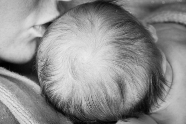 Tout premier souvenir entre maman et bébé souvenir de la naissance à la maternité premier bisou