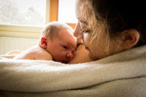 souvenir de naissance à la maternité câlin de maman en douceur